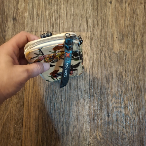 The Sakroots Peace Crossbody Wallet. - Picture 12 of 15